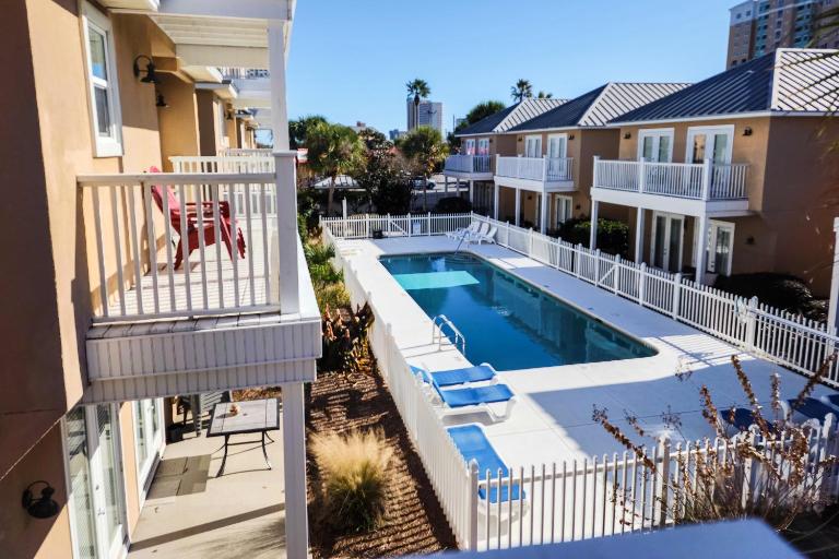 Spacious house with patio pool balcony deck & W&D - beach access - Ferienwohnung Panama City Beach