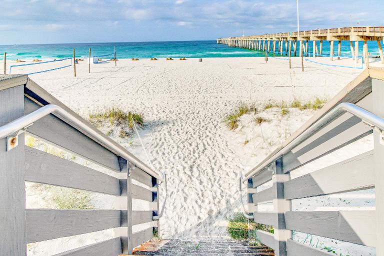 Relaxing townhome with pool tennis court beach access balcony patio & TV - B&B Panama City Beach