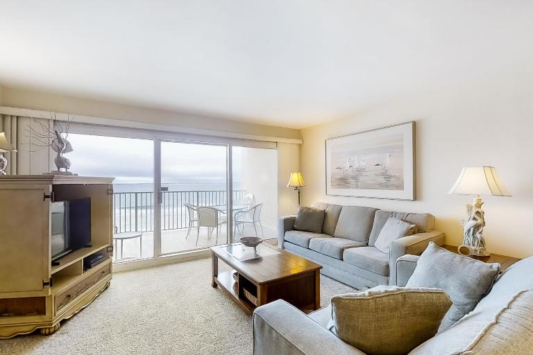 Bright oceanfront condo on 3rd floor with Gulf views outdoor pool & gym - B&B Destin