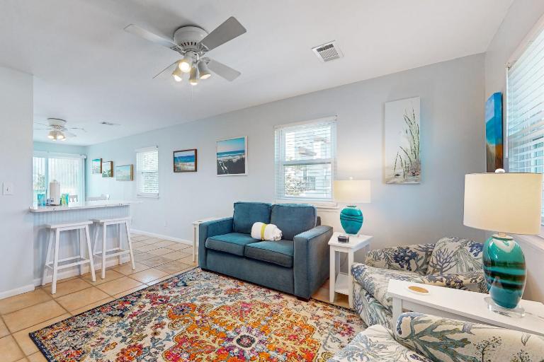 Condo with beach access resort pools & relaxing balcony - B&B Destin
