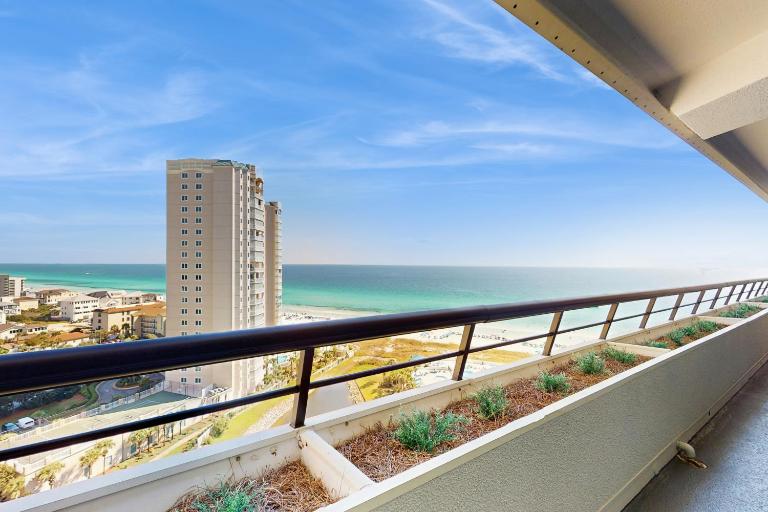 Gulf-view resort condo with pools hot tubs balcony WiFi W&D & AC - B&B Destin