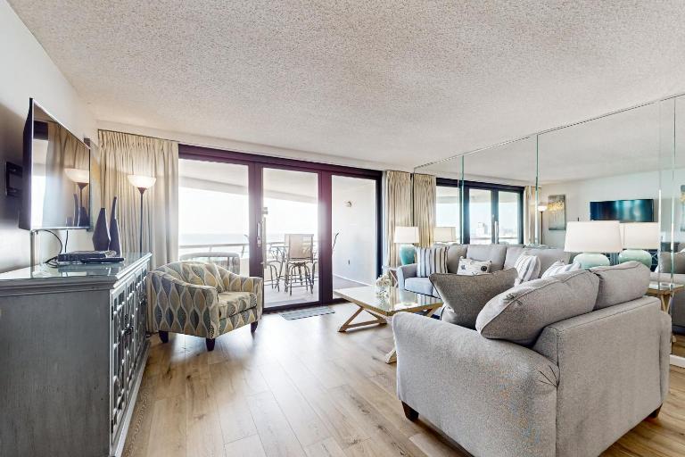 Gorgeious beachview condo with large balcony & shared pool - Ferienwohnung Destin