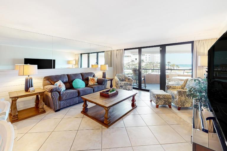 Oceanfront gem with pool gym hot tub AC W&D & beach-view balcony - Ferienwohnung Destin