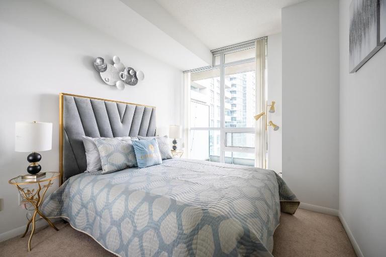 Bright 1 Bedroom & Den Condo Downtown Toronto - B&B Toronto