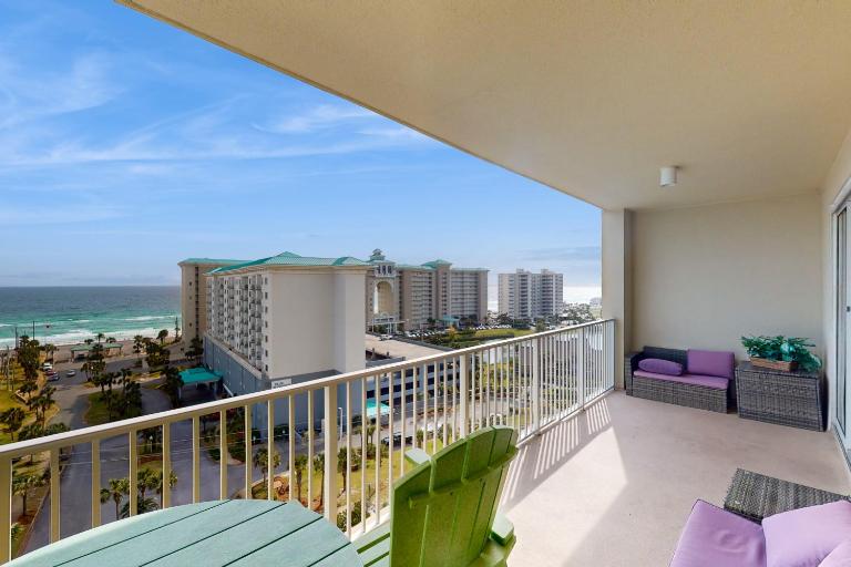 Amazing ocean-view condo across street from beach with heated pools & game room - Ferienwohnung Destin