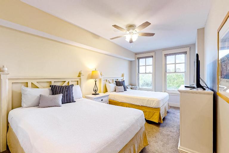 Bright & cozy coastal condo with shared pools hot tubs fast WiFi & central AC - B&B Destin