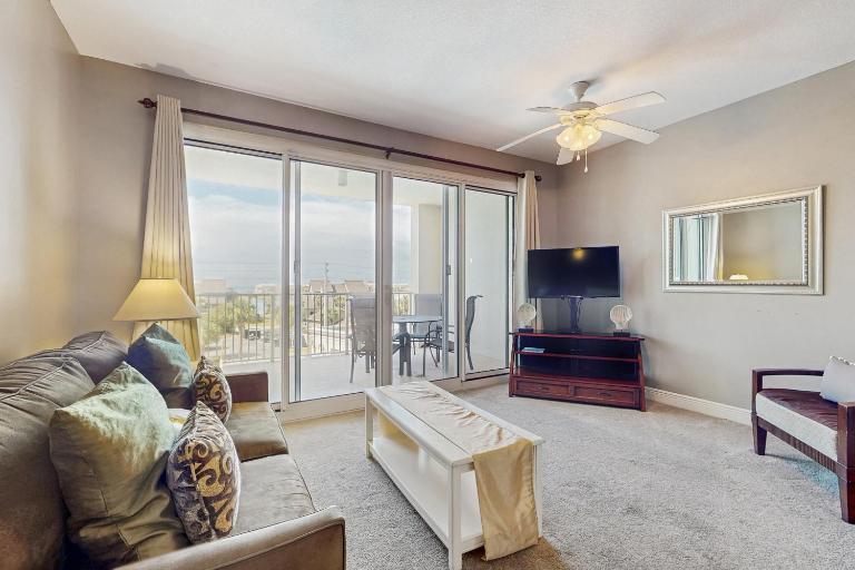 Coastal condo with a scenic balcony pool and gym access - W&D & Wifi - B&B Destin