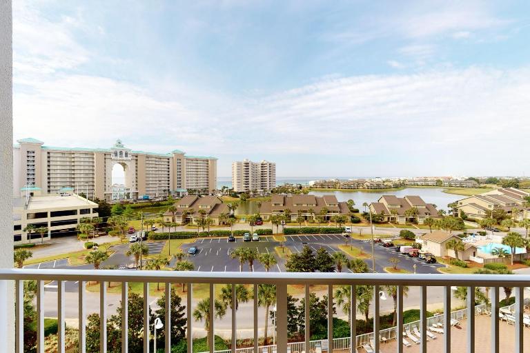 Well-equipped & located seventh-floor condo with balcony shared gym pool & more - Ferienwohnung Destin