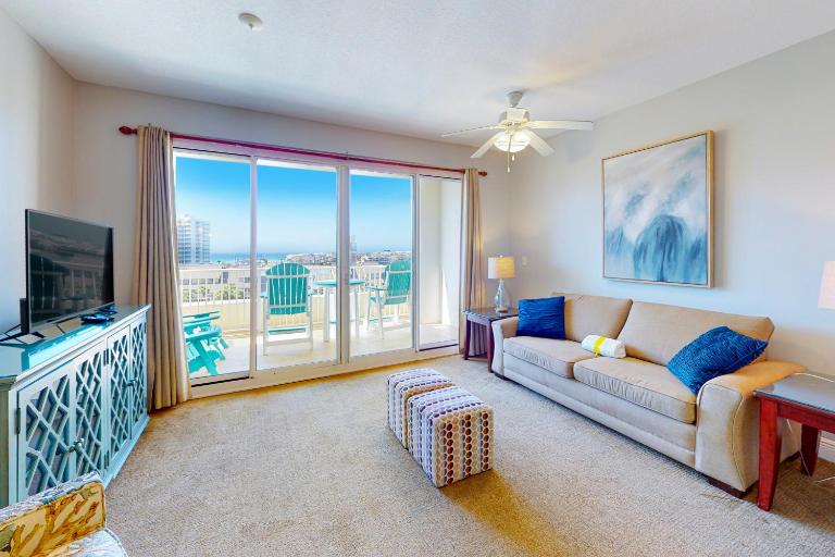 Fifth-floor condo with furnished balcony beach access & views shared pool & gym - Ferienwohnung Destin