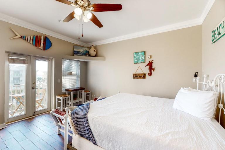 Beachy condo with free WiFi & shared pool hot tub - short walk to the beach - B&B Santa Rosa Beach