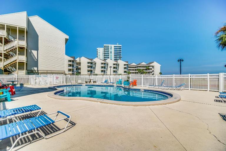 Stunning coastal retreat featuring roomy interiors and quick beach access - B&B Pensacola Beach