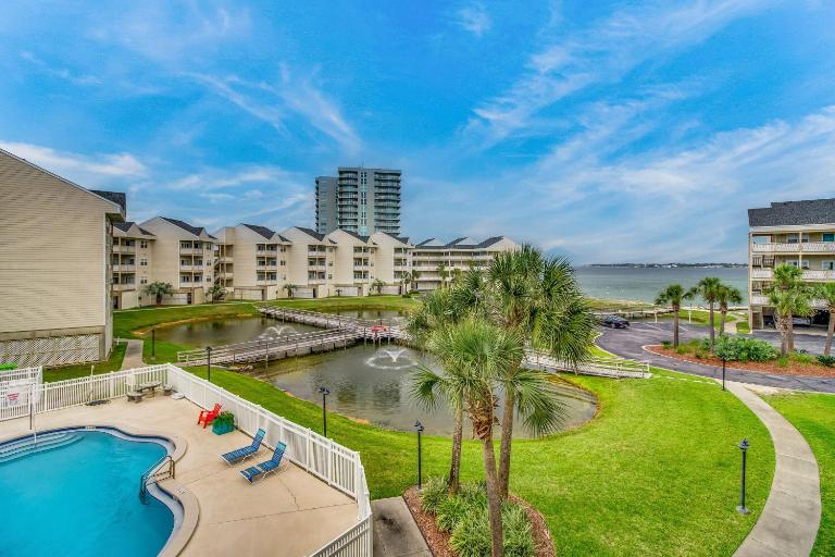 Stunning coastal retreat featuring roomy interiors and quick beach access - Chambres d'hôtes Pensacola Beach