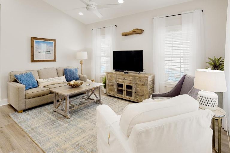 Dog-friendly home with pool patio & washer&dryer - B&B Santa Rosa Beach