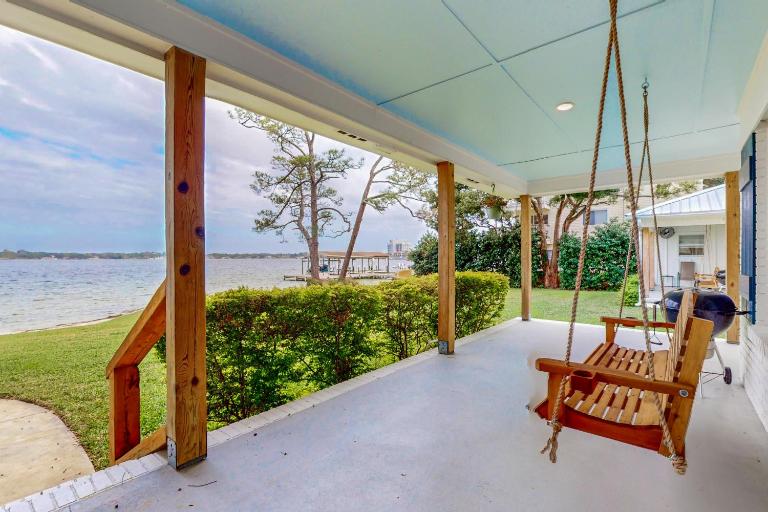 Gorgeous waterfront coastal cottage with dock Wifi & private washer&dryer - B&B Fort Walton Beach