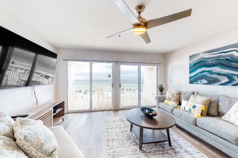 Beautiful Gulf Condo with Balcony Outdoor Shower & Shared Pool - B&B Destin