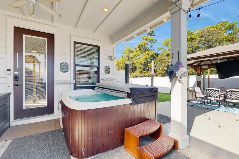 Gorgeous coastal home dog friendly private hot tub & close to beach - B&B Panama City Beach