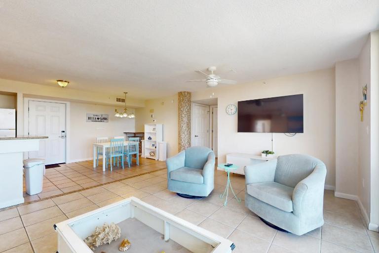 Bright & Airy Fourth-Floor Condo with Fast WiFi & a Shared Beachside Pool - B&B Fort Walton Beach