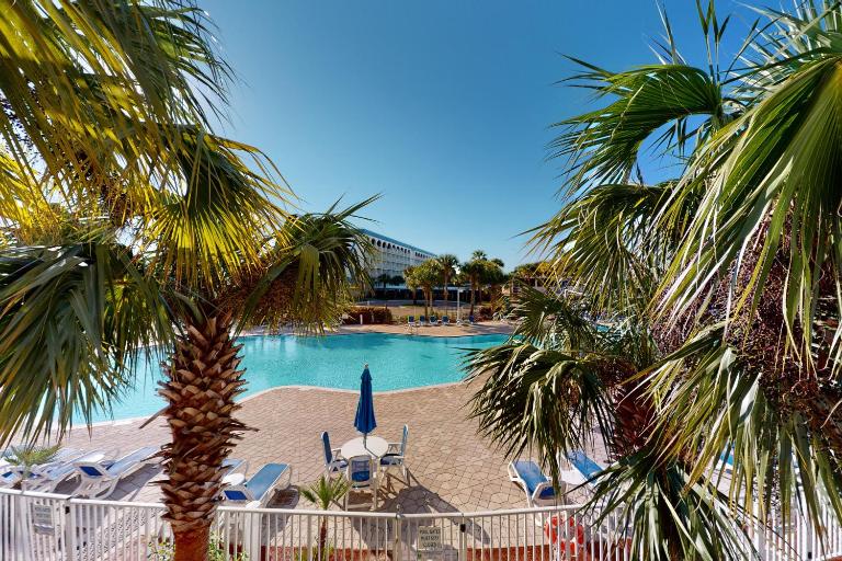 2nd-floor condo with partial Gulf view & beach service - near Shopping&Dining - B&B Fort Walton Beach