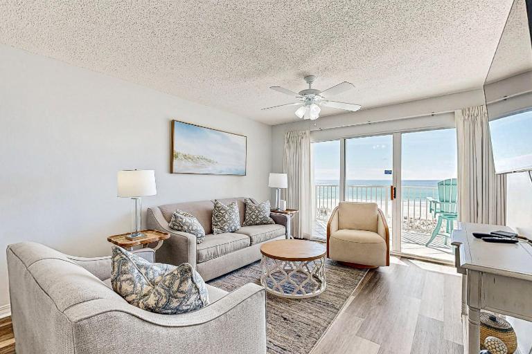 Gulf-front condo with outdoor pool & tennis - short drive to entertainment - Ferienwohnung Fort Walton Beach