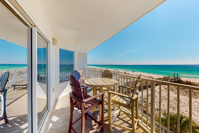 Relaxing oceanfront escape with fitness center shared pool & views - B&B Fort Walton Beach