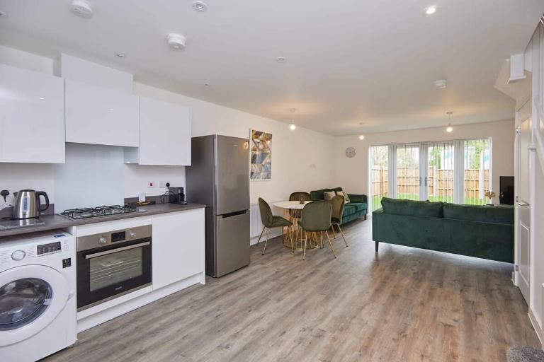 Beautiful brand new 3 bedroom city centre house with garden - Ferienwohnung Derby