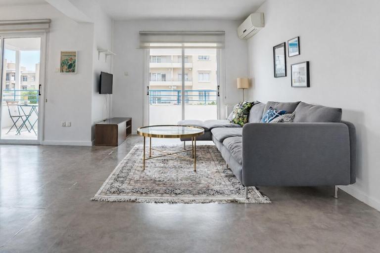 Cosy Bright 2BR Balcony Suite in Central Nicosia - B&B Stróvolos