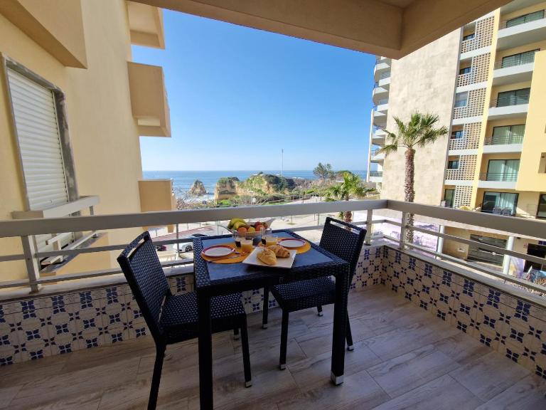 Modern flat with sea view and direct beach access - Bed and Breakfast Portimão
