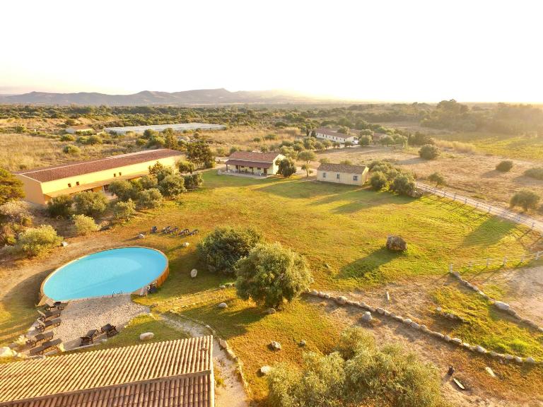 Lofts with private outdoor area and swimming-pool in Badesi - B&B Badesi