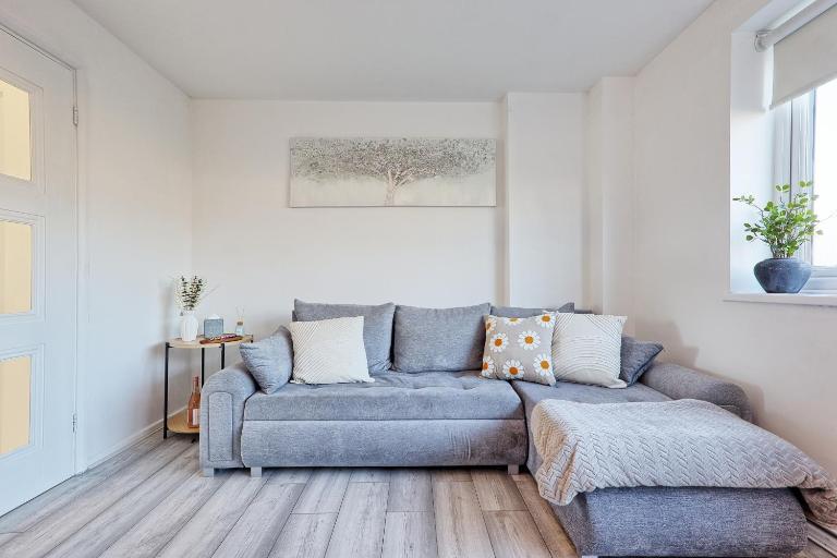 Modern 4BR Sleeps 10, Free Parking, Basildon town, Contractor friendly - B&B Basildon