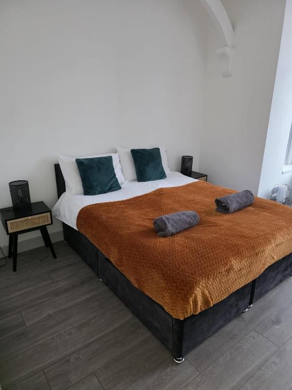 Modern 2 Bed Apartment, Desborough, Kettering, Sleeps 5, Free Parking, WIFI, Ideal for Contractors, Professionals, Families and Relocations - B&B Kettering