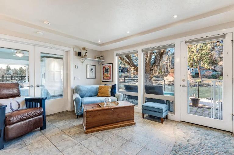 Riverfront Cottage - Steam Room & Pet Friendly - Bed and Breakfast Bend