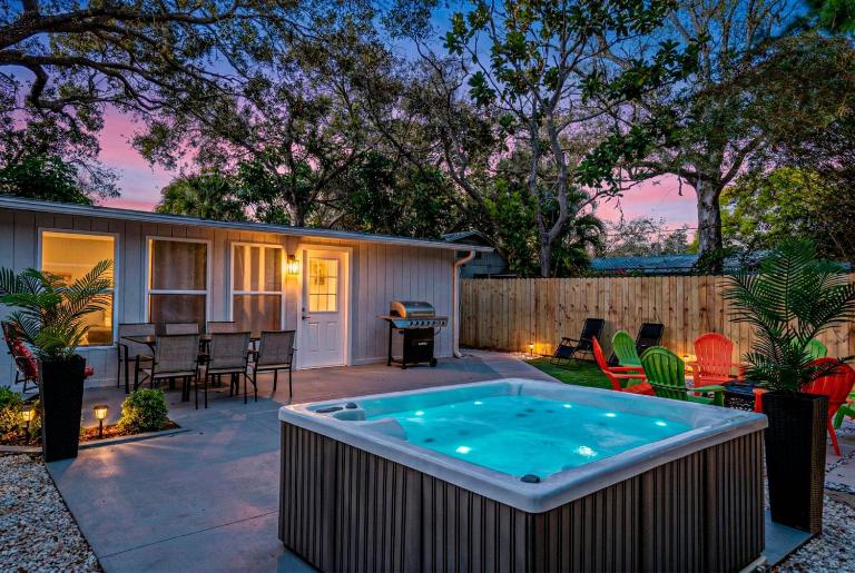 Updated Sarasota Retreat Spa Hot Tub Prime Location - Chambres d'hôtes Sarasota