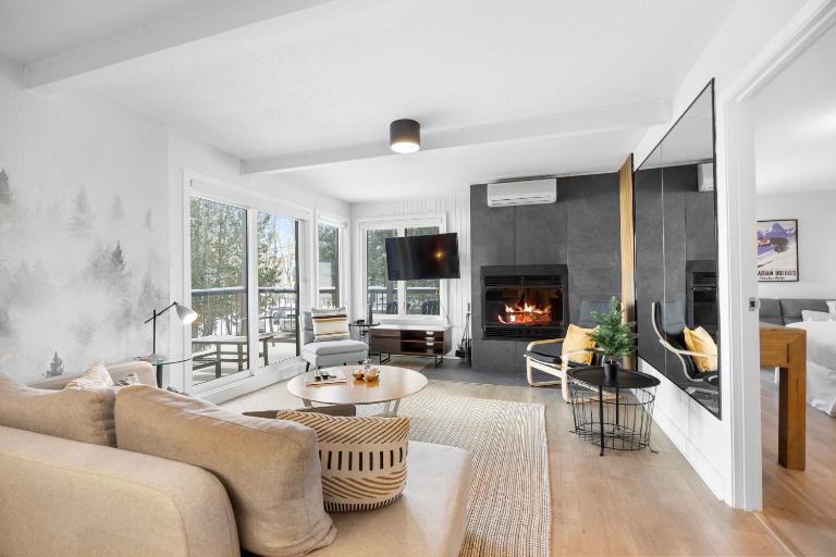 Chic Mt-Tremblant Condo with View on the Lake by Denstays - B&B Mont-Tremblant