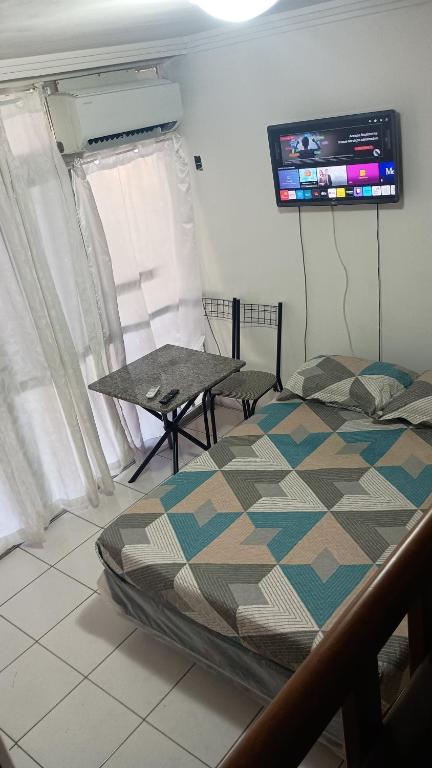 Micro casa no Rio de Janeiro - Ela é privada e com boa localização - Boa para quem vem passear- Ótimo para trabalho ou home office- Pra quem está preocupado com o voo, o Aeroporto Galeão é perto- Visitar famíliares- Lugar tranquilo e agradável - Chambres d'hôtes Rio de Janeiro
