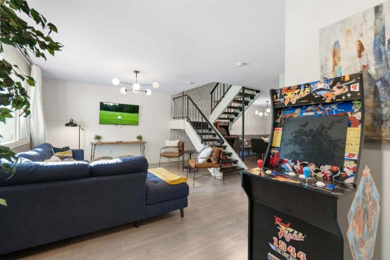 Chic 4BR Home with Hot Tub Fire Pit Arcade - B&B Scottsdale