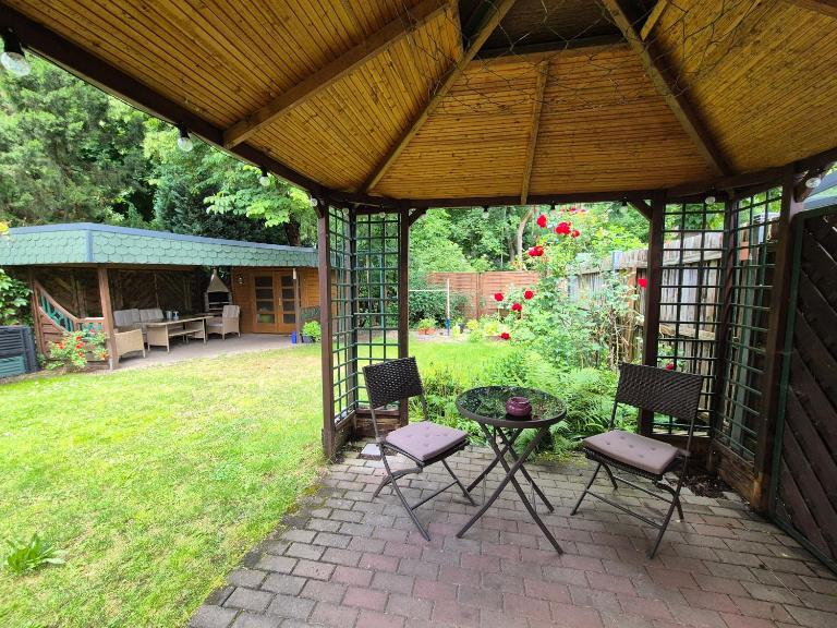 Zentrale ruhige Wohnung mit eigenem Garten und Grillecke nahe Klinikum - Chambres d'hôtes Chemnitz