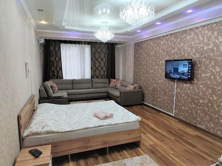 Большая квартира рядом с Филармонией на проспекте Чуй - Chambres d'hôtes Bichkek