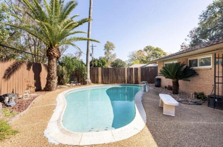 Peach room with pool - Bed and Breakfast Houston