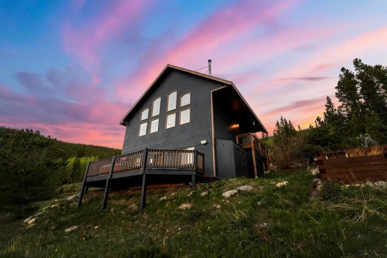 Family Mountain Getaway w Hot Tub and Amazing Views! Close to Hiking & Skiing - B&B Idaho Springs