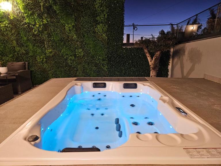 Sunset Avenue for couple w/ jacuzzi spa hot water - Bed and Breakfast Paul do Mar