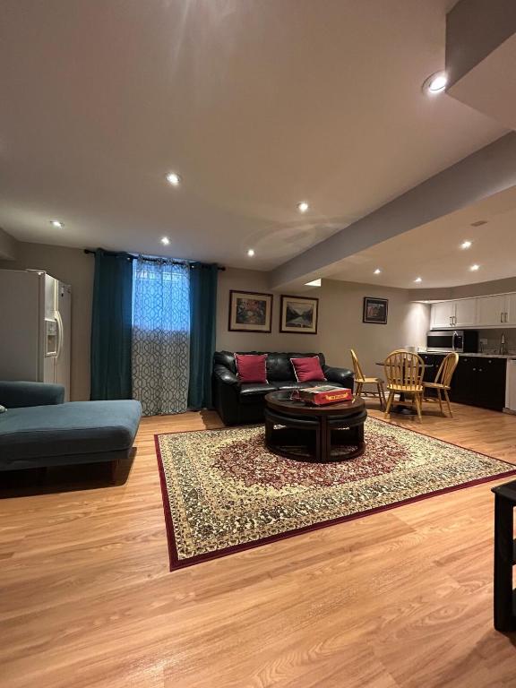 2 Bedroom 1 Bathroom Basement Suite - Ferienwohnung Toronto