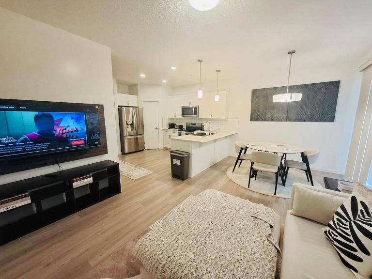 Modern 4BDRM Home-2 King Bed- Full House - B&B Edmonton