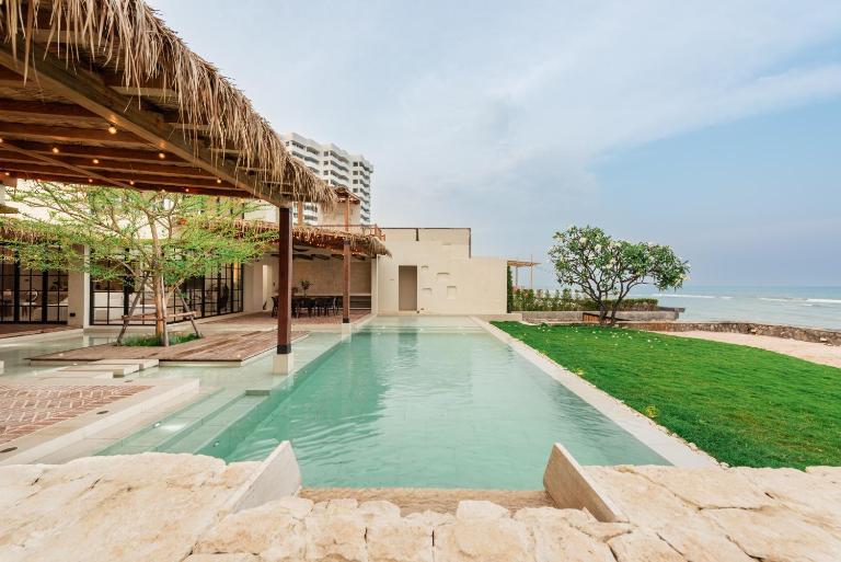 Ultra Luxury Beachfront 5 Bedrooms Pool Villa - B&B Hua Hin