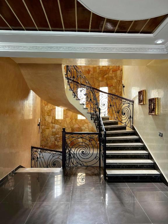 Luxury 3 Level Villa, With 5 bedrooms Pool & Garden - B&B Tétouan