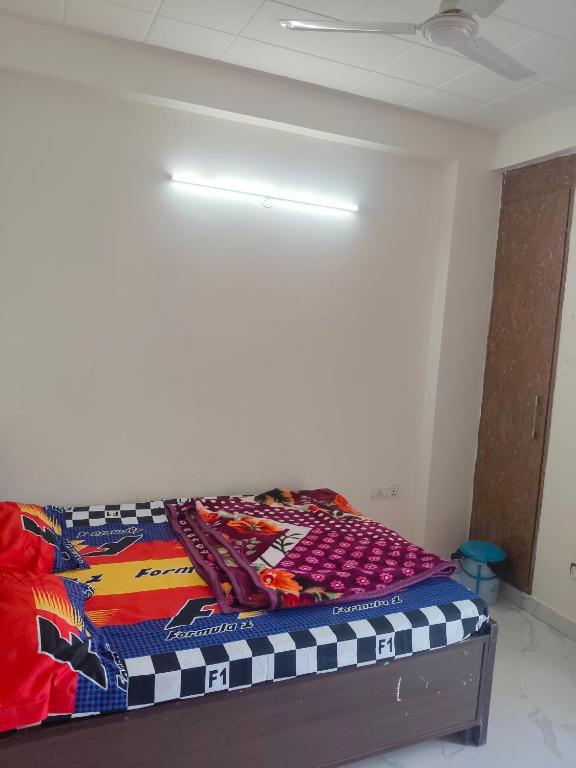 Tofino -1 BHK airconditioned serviced apartment with a forest view fully furnished with wifi ,fridge,smart tv,washing machine , operational kitchen and lift facility - Ferienwohnung Neu-Delhi