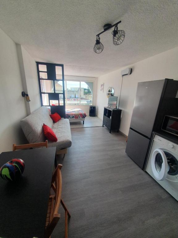 LES FLORALIES 2 Studio 4 personnes climatisé, piscine dans la résidence et Parking privé disponible - B&B Le Grau-du-Roi