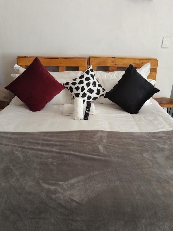 The King Suite With Huge Balcony Pool View and Lightning Fast WiFi - B&B Johannesburg