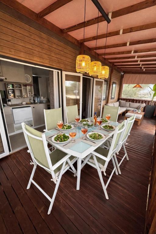 Exceptionnel Mobil-home 6 pers 3 ch 30m2 dans Camping La Crau - B&B La Crau