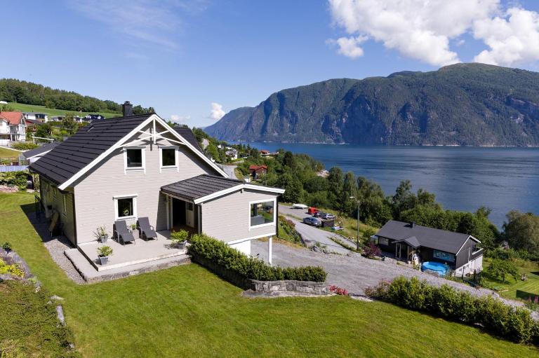 Stranda four bedroom house with fjord views - Chambres d'hôtes Stranda