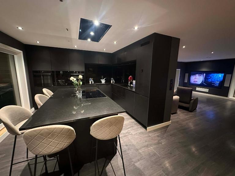 Skyline Penthouse with Private Terrace & Jacuzzi - B&B Hønefoss